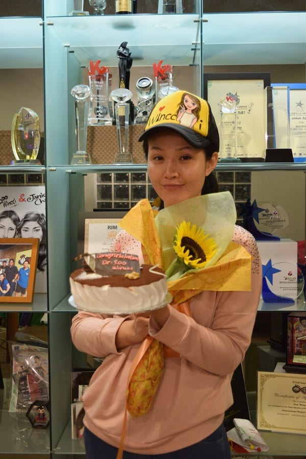 经纪公司送上蛋糕与向日葵恭喜她通过答辩取得博士学位